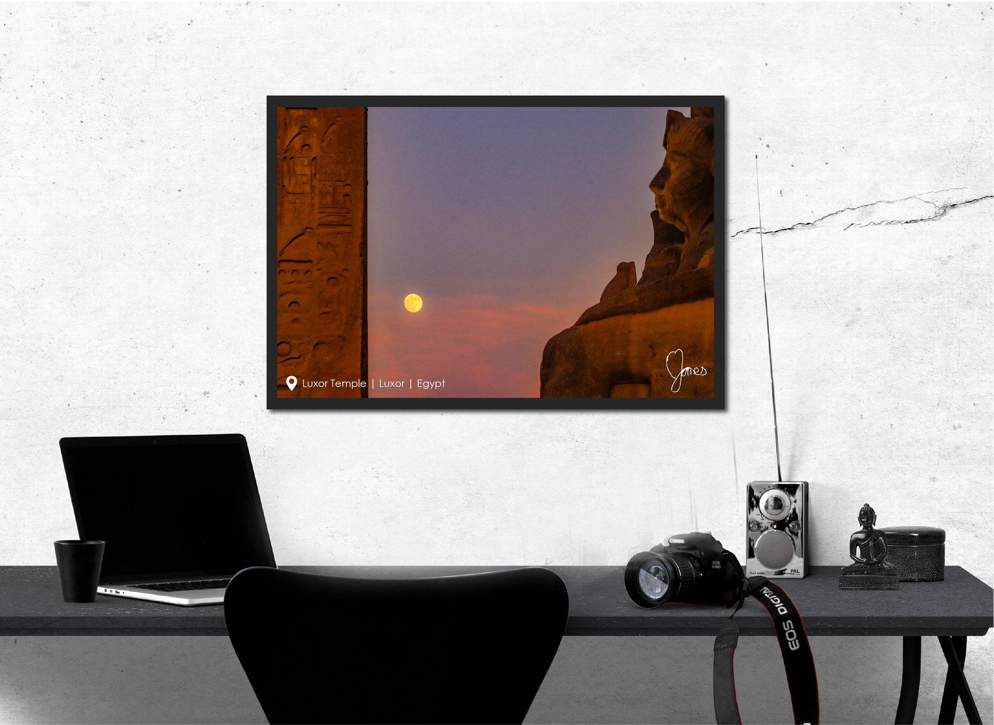 Photographic print by Nine Yards Counsel Digital Agency Team, illustrating advanced digital customer engagement.